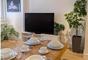 2 Bed Apartment Sleeps 6 - Pets Welcome - Rooftop