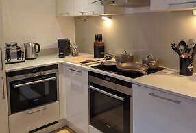 2 Bed Apartment Sleeps 6 - Pets Welcome - Rooftop