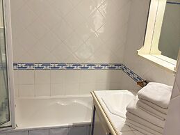 Provencal Apartment in Town Center