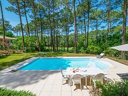 Eden Parc Golf Villa Sleeps 10 With Pool