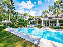 Eden Parc Golf Villa Sleeps 10 With Pool