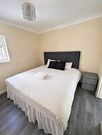 House Sleeps 10 With Parking and Garden