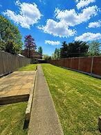 House Sleeps 10 With Parking and Garden
