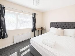 House Sleeps 10 With Parking and Garden