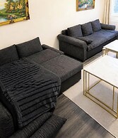 House Sleeps 10 With Parking and Garden