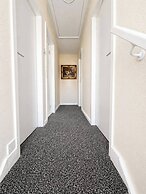 House Sleeps 10 With Parking and Garden