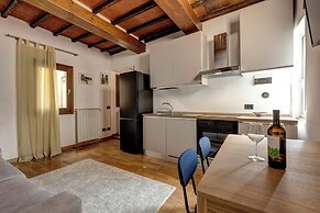 Romana Apartment by Mamo Florence