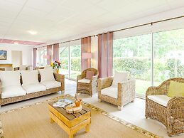 Chic Lakeside Apartment Escape