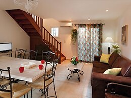 Provencal Cottage for 4 With Pool