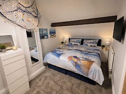 4 Bed - Sleeps 8 - Sea View - Parking
