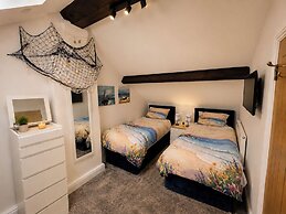 4 Bed - Sleeps 8 - Sea View - Parking