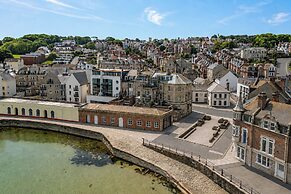 4 Bed - Sleeps 8 - Sea View - Parking