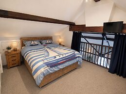 4 Bed - Sleeps 8 - Sea View - Parking