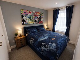 4 Bed - Sleeps 8 - Sea View - Parking
