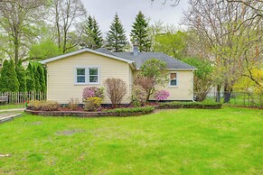 Blocks to Beach & Eats! Elk Rapids 'cozy Cottage'
