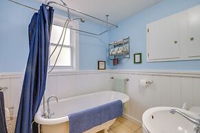 Blocks to Beach & Eats! Elk Rapids 'cozy Cottage'