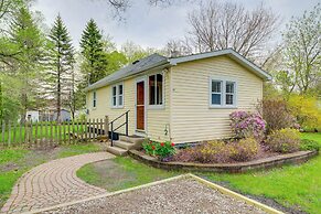Blocks to Beach & Eats! Elk Rapids 'cozy Cottage'