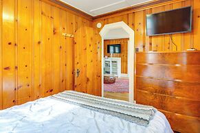 Blocks to Beach & Eats! Elk Rapids 'cozy Cottage'