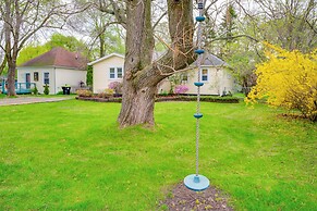 Blocks to Beach & Eats! Elk Rapids 'cozy Cottage'