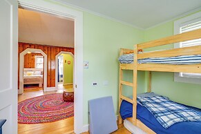 Blocks to Beach & Eats! Elk Rapids 'cozy Cottage'