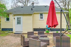 Blocks to Beach & Eats! Elk Rapids 'cozy Cottage'