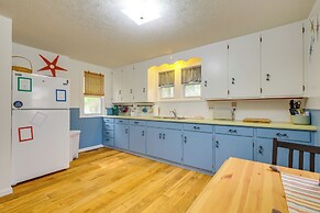 Blocks to Beach & Eats! Elk Rapids 'cozy Cottage'