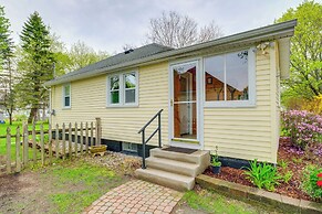 Blocks to Beach & Eats! Elk Rapids 'cozy Cottage'