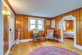 Blocks to Beach & Eats! Elk Rapids 'cozy Cottage'