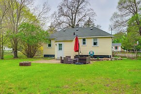 Blocks to Beach & Eats! Elk Rapids 'cozy Cottage'