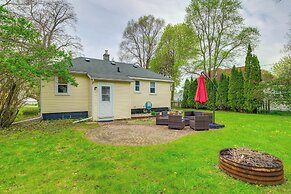 Blocks to Beach & Eats! Elk Rapids 'cozy Cottage'
