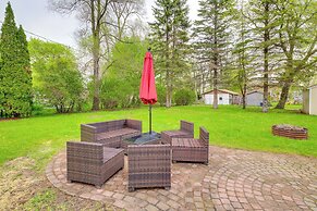 Blocks to Beach & Eats! Elk Rapids 'cozy Cottage'