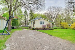 Blocks to Beach & Eats! Elk Rapids 'cozy Cottage'