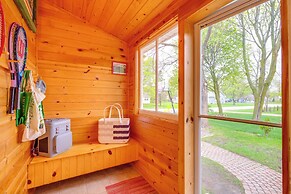 Blocks to Beach & Eats! Elk Rapids 'cozy Cottage'
