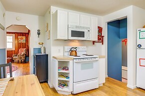 Blocks to Beach & Eats! Elk Rapids 'cozy Cottage'
