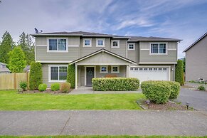 Walk to Trails & Golf: Sedro-woolley Retreat!