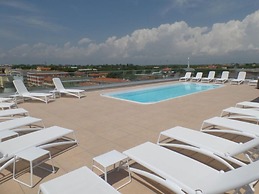 Sunny Accommodation With Rooftop Pool