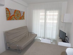Sunny Accommodation With Rooftop Pool