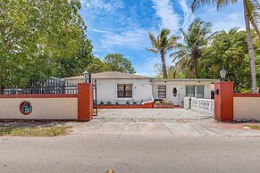 4 Mi to Surfside Beach! North Miami Apt