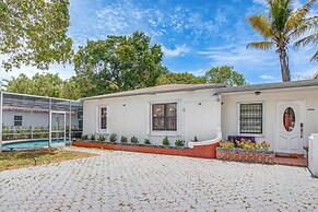 4 Mi to Surfside Beach! North Miami Apt
