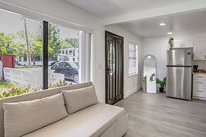 4 Mi to Surfside Beach! North Miami Apt