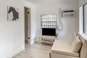 4 Mi to Surfside Beach! North Miami Apt
