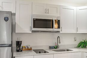 4 Mi to Surfside Beach! North Miami Apt