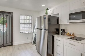 4 Mi to Surfside Beach! North Miami Apt
