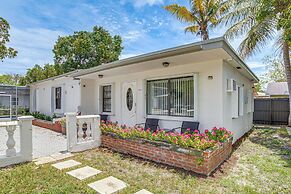 4 Mi to Surfside Beach! North Miami Apt