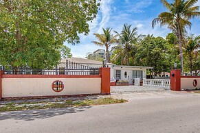 4 Mi to Surfside Beach! North Miami Apt