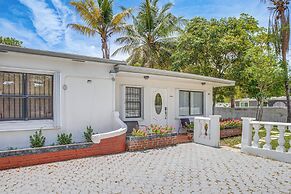 4 Mi to Surfside Beach! North Miami Apt