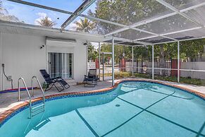 4 Mi to Surfside Beach! North Miami Apt