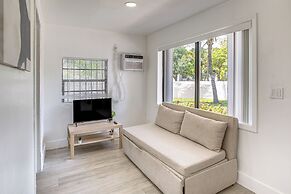 4 Mi to Surfside Beach! North Miami Apt