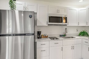 4 Mi to Surfside Beach! North Miami Apt