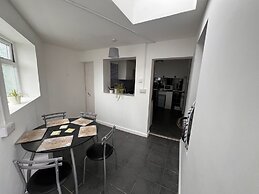 House Sleeps 6 With Garden and Parking